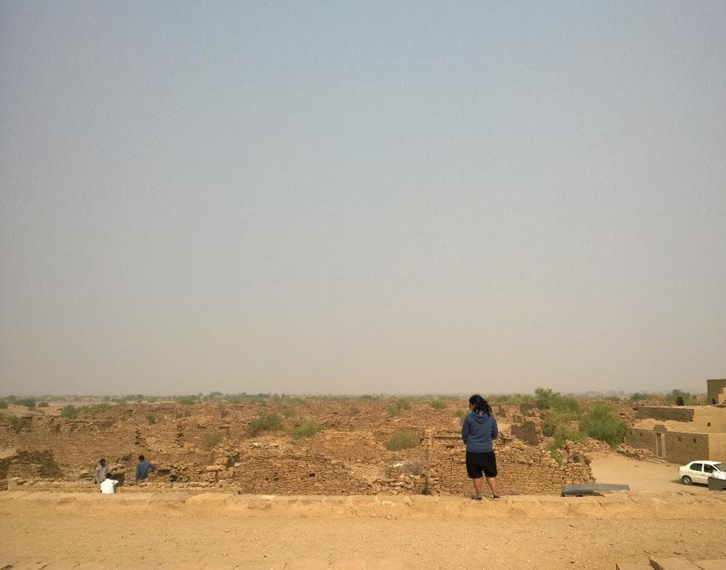 থর মরুভূমির কোলে এই গ্রামের পত্তন হয়েছিল ত্রয়োদশ শতকে। যোধপুরের পালিওয়াল সম্প্রদায়ের ব্রাহ্মণরা এখানে বসত গড়েছিলেন। তাঁরা কৃষি ও ব্যবসা দু’দিকেই দক্ষ ছিলেন। পালি থেকে এসেছিলেন বলে তাঁদের পালিওয়াল ব্রাহ্মণ বলা হত।