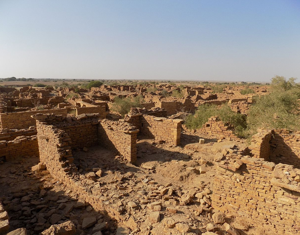 ১৮৯৯ সালে রচিত বই ‘তারিখ-ই-জয়সলমের’-এ উল্লেখ আছে কুলধারার। সেখানে বলা হয়েছে, কড়হান নামে এক  পালিওয়াল ব্রাহ্মণ এখানে প্রথম বসত তৈরি করেছিলেন। গ্রামের ধ্বংসস্তূপে পাওয়া গিয়েছে তিনটি সমাধিক্ষেত্র। পাশাপাশি, ৬০০-র বেশি বাড়ির ভগ্নাবশেষ সেখানে দাঁড়িয়ে রয়েছে।