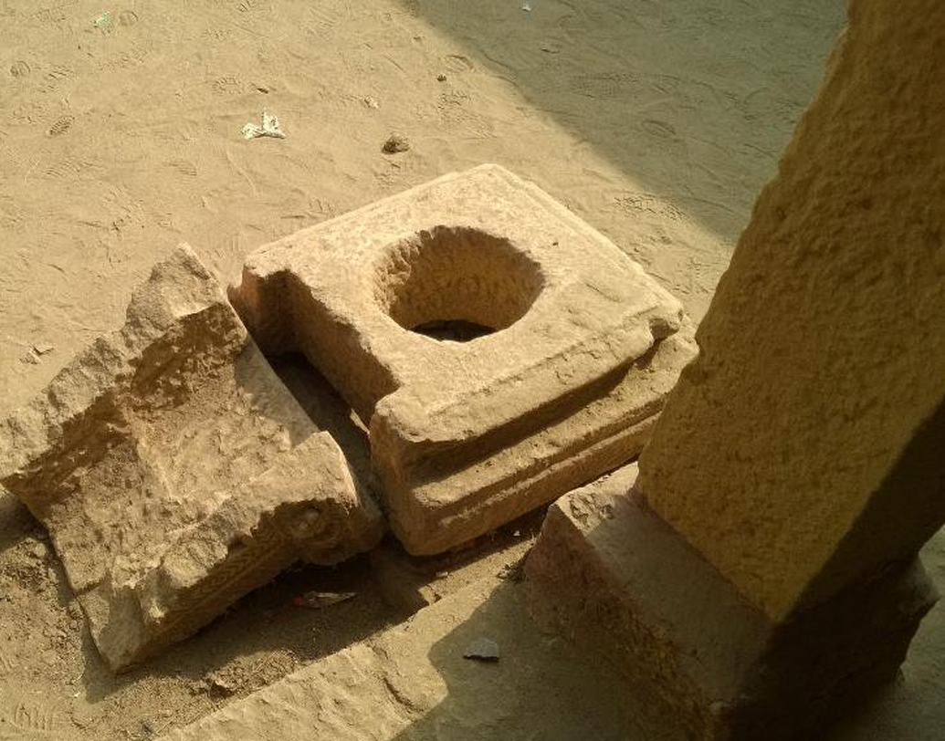 কুলধারা-সহ স্থানীয় ৮৩টি গ্রামে জনবসতি গড়ে উঠেছিল। জনশ্রুতি, ১৮২৫ সালে রাখিপূর্ণিমার রাতে জনশূন্য হয়ে পড়ে সেগুলো। রাতারাতি কর্পূরের মতো মিলিয়ে যান প্রায় ১৫০০ গ্রামবাসী। তবে বাকি গ্রামগুলোর নাম চাপা পড়ে গিয়ে মূলস্রোতে রয়ে গিয়েছে শুধু ‘কুলধারা’ নামটিই।