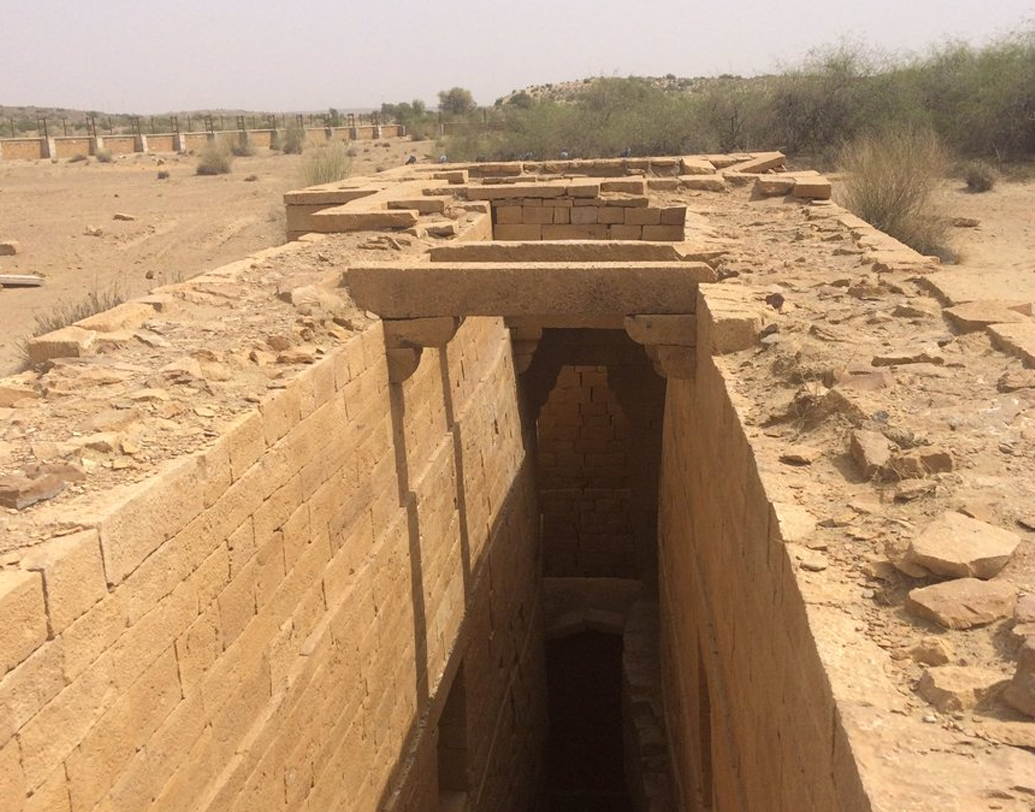 কেন পরিত্যক্ত হয়ে পড়ে কুলধারা? নেপথ্যে আছে বহু জনশ্রুতি ও কিংবদন্তি। সে রকমই এক কাহিনি বলে, স্থানীয় সামন্ত শাসক সালিম সিংহ নাকি গ্রামের এক মেয়ের প্রেমে পড়েছিলেন। তিনি সৈন্য পাঠিয়ে হরণ করতে চেয়েছিলেন ওই কন্যাকে। কিন্তু গ্রামবাসীরা এক রাত সময় চেয়ে নেন। বলেন, পরের দিন এলে তাঁদের হাতে মেয়েকে তুলে দেওয়া হবে।