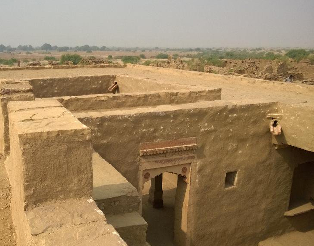 গ্রামবাসীদের ফন্দি বুঝতে পারেননি সামন্ত। তিনি অপেক্ষা করতে রাজি হয়ে যান। সেই সুযোগে এক রাতের মধ্যে পালিয়ে যান গ্রামবাসীরা। পরের দিন সকালে খুঁজে পাওয়া যায়নি তাঁদের একজনকেও।  সামন্তের কুনজর থেকে রক্ষা পান গ্রামের মেয়ে।