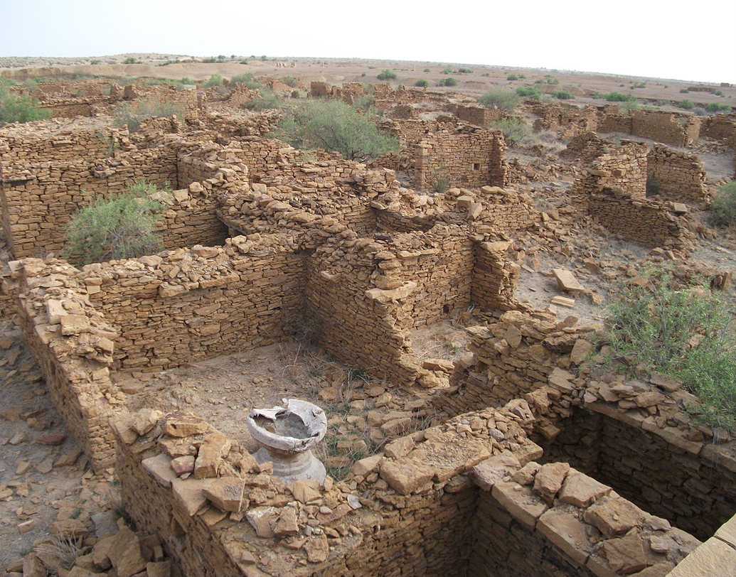 প্রায় সাড়ে পাঁচশো বছর ধরে তিলে তিলে গড়ে ওঠা কুলধারা ভৌতিক গ্রামে পরিণত হয়। দিল্লির প্যারানর্মাল সোসাইটি র দাবি, রাতভর এখানে অলৌলিক ঘটনা ঘটে চলে। আচমকাই নাকি কমে যায় তাপমাত্রা। রাতের অন্ধকার চিরে শোনা যায় আর্ত চিৎকার। বিশ্বাসীদের ধারণা, কুলধারার অতীত-বাসিন্দাদের আত্মা এখনও এই গ্রামের মায়া কাটিয়ে উঠতে পারেনি।