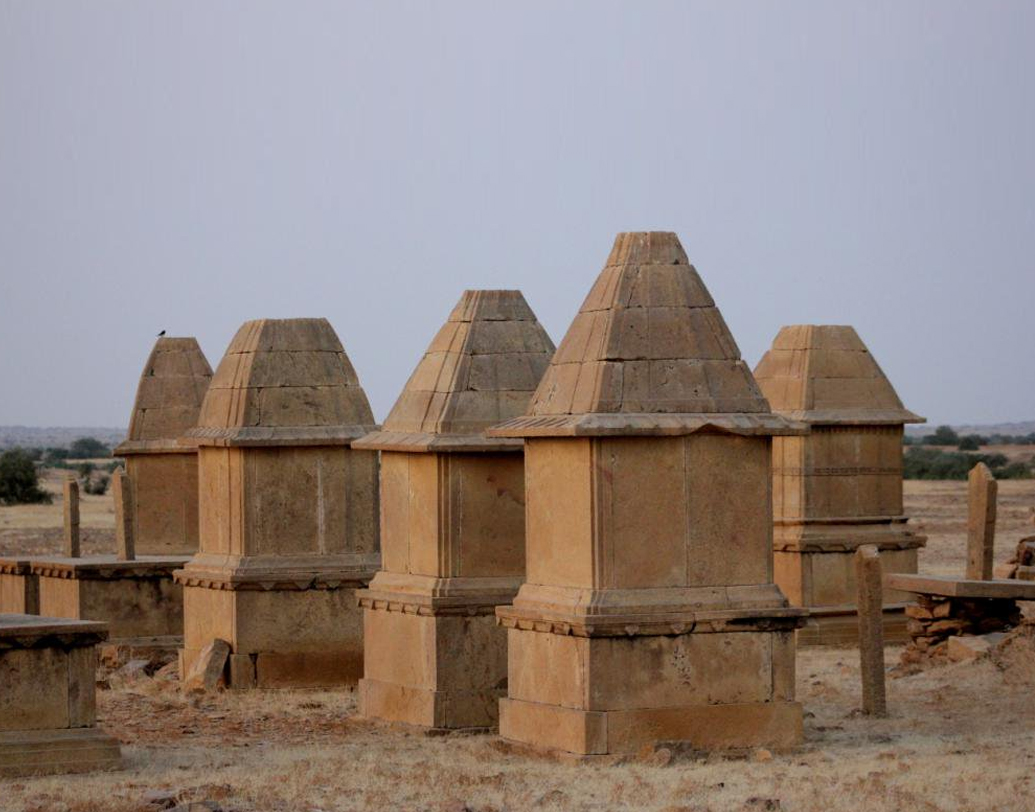 কুলধারার জলের উৎস ছিল ক্ষীণ কাঁকনি নদী আর গ্রামের কুয়ো। কিন্তু ১৮১৫ খ্রিস্টাব্দ নাগাদ শুকিয়ে আসতে থাকে গ্রামের কুয়োগুলি। ১৮৫০ খ্রিস্টাব্দে জল ছিল শুধু গ্রামের ধাপ-কুয়ো এবং আর দু’টি কুয়োতে। জলাভাবে কমে যায় কৃষিফলন। কিন্তু জয়সলমেরের রাজপুত শাসকদের রাজস্বের হার কমেনি এক বিন্দুও। তা মেটাতে নাভিশ্বাস উঠে যায় গ্রামবাসীদের।