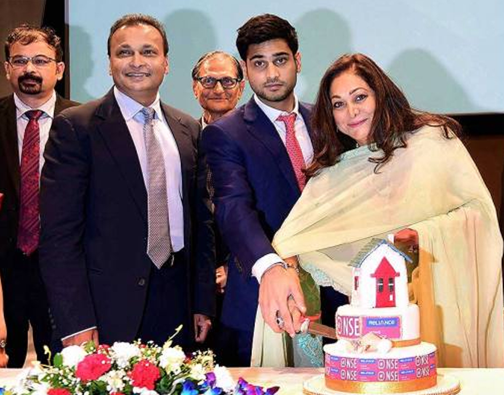 দু’জনের মাঝে সেই আগল ভেঙে দিল এক ভূমিকম্প। টিনা লস অ্যাঞ্জেলসে থাকাকালীন সেখানে একবার ভয়াবহ ভূমিকম্প হল। একদিন বেজে উঠল তাঁর ঘরের ফোন| রিসিভার তুলতেই ওপারে উদ্বিগ্ন অনিলের কণ্ঠ | টিনা নিরাপদে আছেন জেনে নিশ্চিন্ত হলেন অনিল। কয়েক হাজার মাইল দূরত্বে থেকেও দু’জনে অনুভব করলেন সত্যিকারের প্রেম কাকে বলে। ফোনে ক্ষণিকের কথা এনে দিল সেই মুহূর্ত।