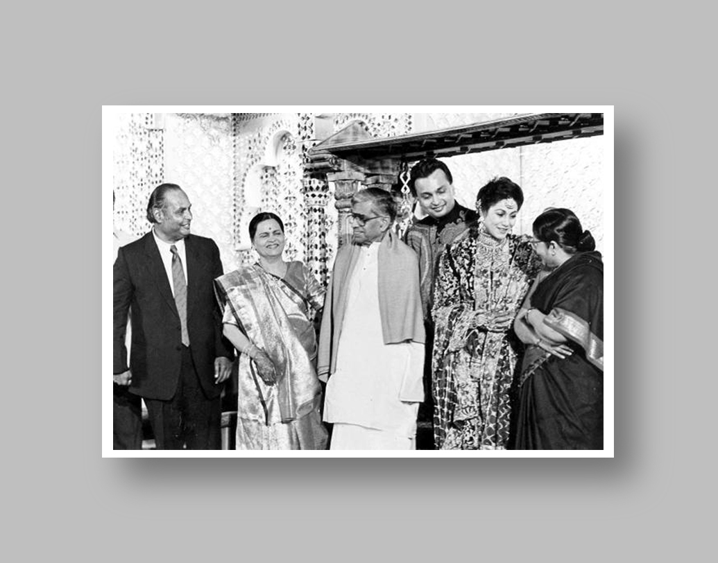 এর পর অনিল স্পষ্ট জানিয়ে দেন তিনি টিনা ছাড়া কাউকে বিয়ে করবেন না। পরিবারের তরফে আনা একের পর এক সম্বন্ধ ফিরিয়ে দেন তিনি। শেষ অবধি ছেলের জেদের কাছে হার মানলেন ধীরুভাই অম্বানী ও কোকিলাবেন।