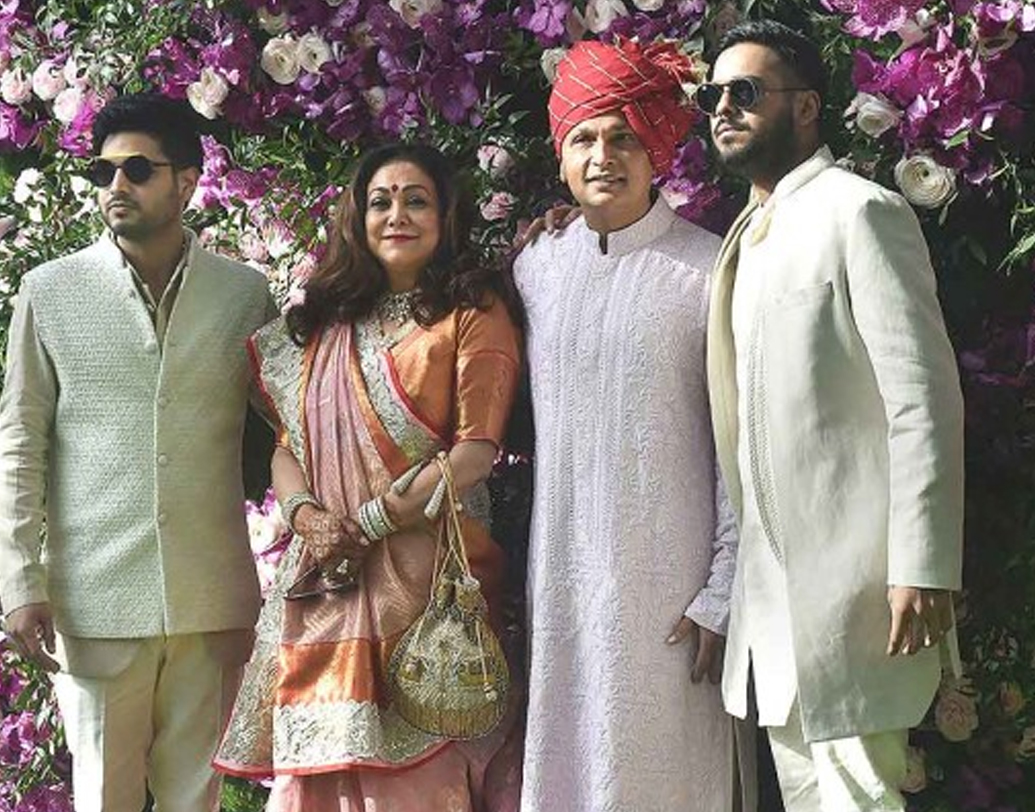 অভিনেত্রী থেকে অম্বানী পরিবারের বধূ। টিনা মুনিম থেকে টিনা অম্বানী। সম্পূর্ণ অন্য সত্তা। ১৯৯১ সালেই শেষ বার মুক্তি পেয়েছিল টিনা মুনিমের ছবি। তারপর সিনেমাকে বিদায় জানিয়েছেন ‘কর্জ’, ‘রকি’, ‘পুকার’-এর নায়িকা। এখন তাঁর প্রধান পরিচয় শিল্পপতি অনিল অম্বানীর স্ত্রী।