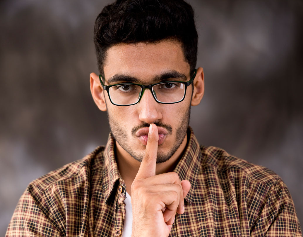 ‘‘সংসার জীবন যেন অনেকটাই ক্রিকেট ম্যাচের মতো। কোন বল ছাড়ব, আর কোন বল মারব, সে হিসেব গুলিয়ে গেলেই ভেস্তে যেতে পারে শান্তি। তাই সঙ্গীর কাছে সৎ থাকতে হবে তো বটেই, কিন্তু খুচখাচ অশান্তি এড়াতে কী কী বলা উচিত হবে না, সেটা জানাও খুব জরুরি’’, মত মনোবিদ অমিতাভ মুখোপাধ্যায়ের। তাই সুখে থাকতে চাইলে সঙ্গীকে কিছু কথা কখনও বলা যাবে না।