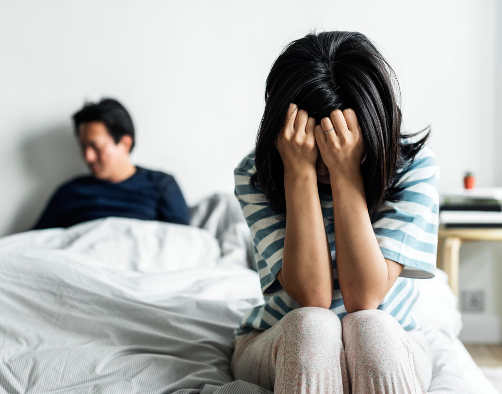 অনেক সম্পর্কের শুরুই খুব মসৃণ হয় না। হয়তো তখনই বিয়েটা করতে প্রস্তুত ছিলেন না আপনি। বাড়ির জোরাজুরিতেই বিয়েটা সারতে হয়েছিল, তবু এ কথা সঙ্গীকে না বলাই ভাল। বিয়েটা করে ফেলার পর এ সব বললে তিনি অপমানিত হতে পারেন। যাঁর সঙ্গে আজীবন সুখে থাকাই লক্ষ্য, তাঁকে ছোট করা বা অমর্যাদা করার প্রয়োজন নেই।