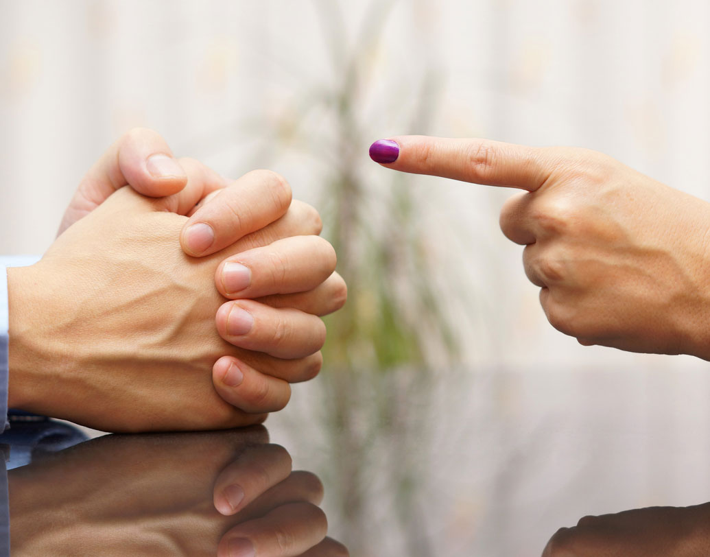 সারা দিনের শ্রম, অফিসের চাপ, বাদুড়ঝোলা হয়ে বাড়ি ফেরার পর সব রাগ গিয়ে পড়ে সঙ্গীর উপর? এই অভ্যাস দ্রুত বদলান। সঙ্গীও সারা দিনের চাপ, শ্রম এগুলো সামলেই বাড়িতে ফেরেন বা বাড়ির নানা কাজেও তাঁকে বিভিন্ন চাপ নিতে হয়। কাজেই এ সব দুর্ব্যহার থেকে সরুন।