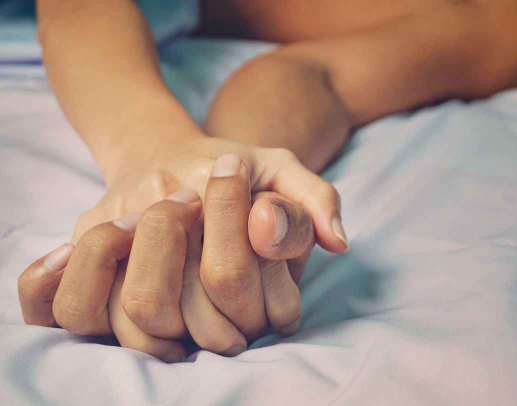 প্রাক্তন সঙ্গীর সঙ্গে আপনার কোনও শারীরিক সম্পর্ক ঘটে থাকলে, স্বচ্ছ থাকতে তা বর্তমান সঙ্গীকে জানাবেন কি না তা আপনাদের নিজস্ব বোঝাপড়ার বিষয়। কিন্তু সঙ্গীর সঙ্গে কখনওই সেই সম্পর্ক নিয়ে মাতামাতি করবেন না। পূর্বের শারীরিক বা মানসিক সম্পর্ক নিয়ে খুব বেশি আলোচনাও অনুচিত। তা সঙ্গীকে কষ্ট দেয়।