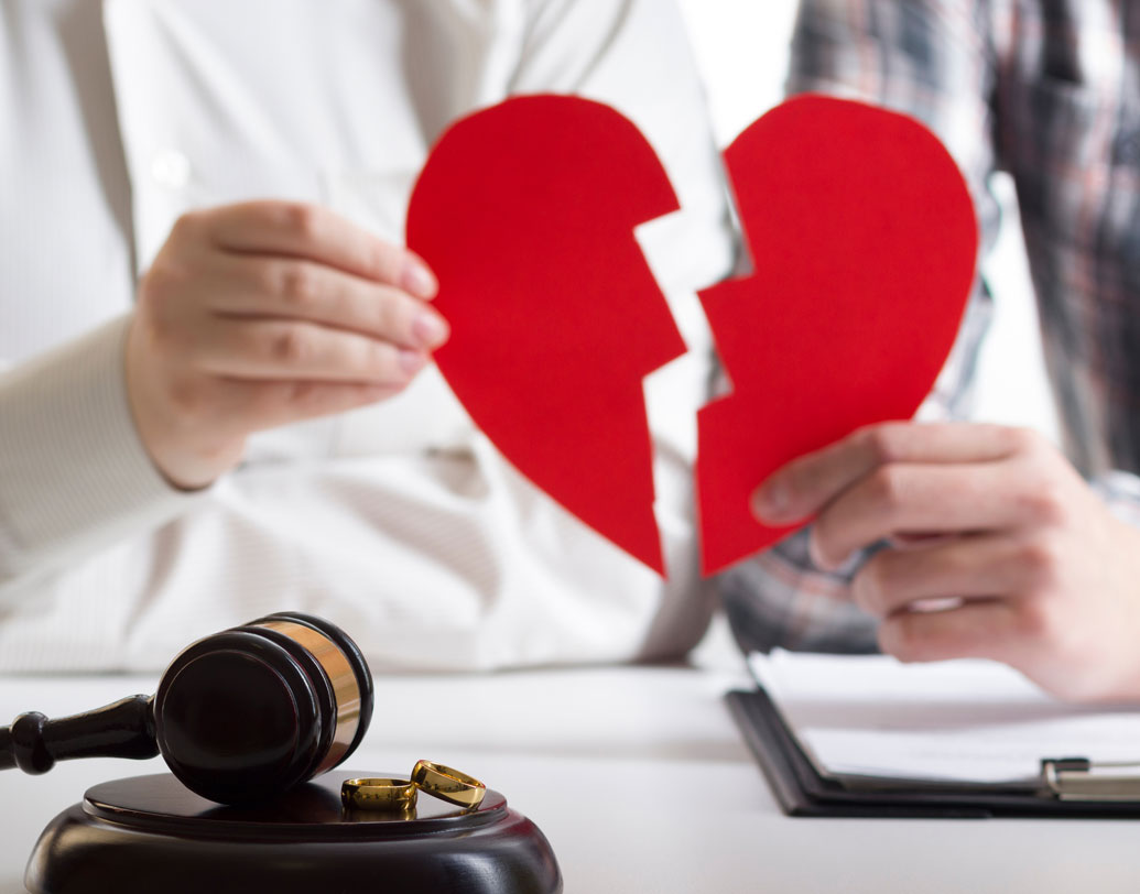 ঝগড়া বা অশান্তির সময় কথায় কথায় ছেড়ে চলে যাওয়া বা বিচ্ছেদের কথা কখনও বলবেন না। যে কোনও সম্পর্কে এটা খুব অপমানজনক। সঙ্গীকেও চলে যেতে বলা বা সম্পর্ক থেকে সরে দাঁড়ানোর কথা সরাসরি বললে তিনি অপমানিত হবেন। কাজেই খেয়াল রাখুন সেই দিকটিও।