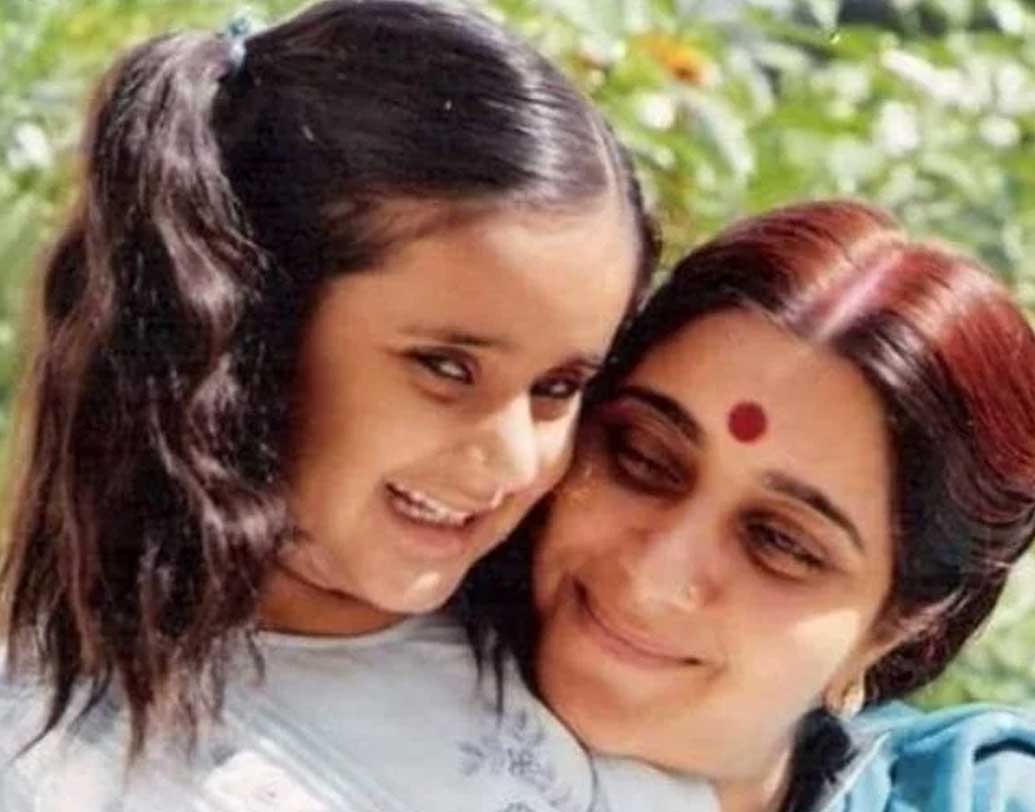 ১৯৭৫ সালের ১৩ জুলাই জরুরি অবস্থার মধ্যেই বিয়ে করেন সুষমা ও স্বরাজ কৌশল। ১৯৮৪-তে জন্ম তাঁদের একমাত্র সন্তান বাঁশুরী। বিয়ের পর থেকে সুষমা তাঁর স্বামীর পদবী ‘কৌশল’-এর পরিবর্তে নাম ‘স্বরাজ’-কেই নিজের নামের পাশে ব্যবহার করতেন। মায়ের মতো বাঁশুরীও ‘স্বরাজ’ পদবীই ব্যবহার করেন।