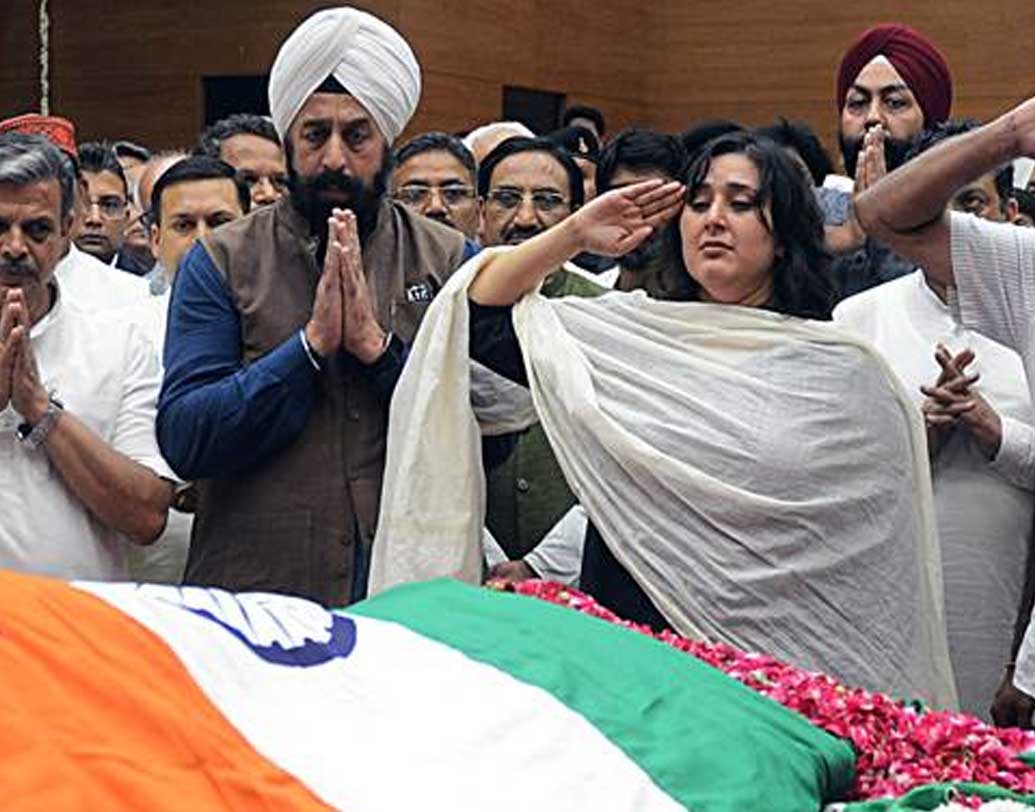 অক্সফোর্ড বিশ্ববিদ্যালয়ের স্নাতক বাঁশুরী ব্যারিস্টার ডিগ্রি লাভ করেছেন লন্ডনের ইনার টেম্পল থেকে। বর্তমানে তিনি অ্যাডভোকেট হিসেবে দিল্লি হাইকোর্ট এবং সুপ্রিম কোর্টে প্র্যাকটিস করেন।