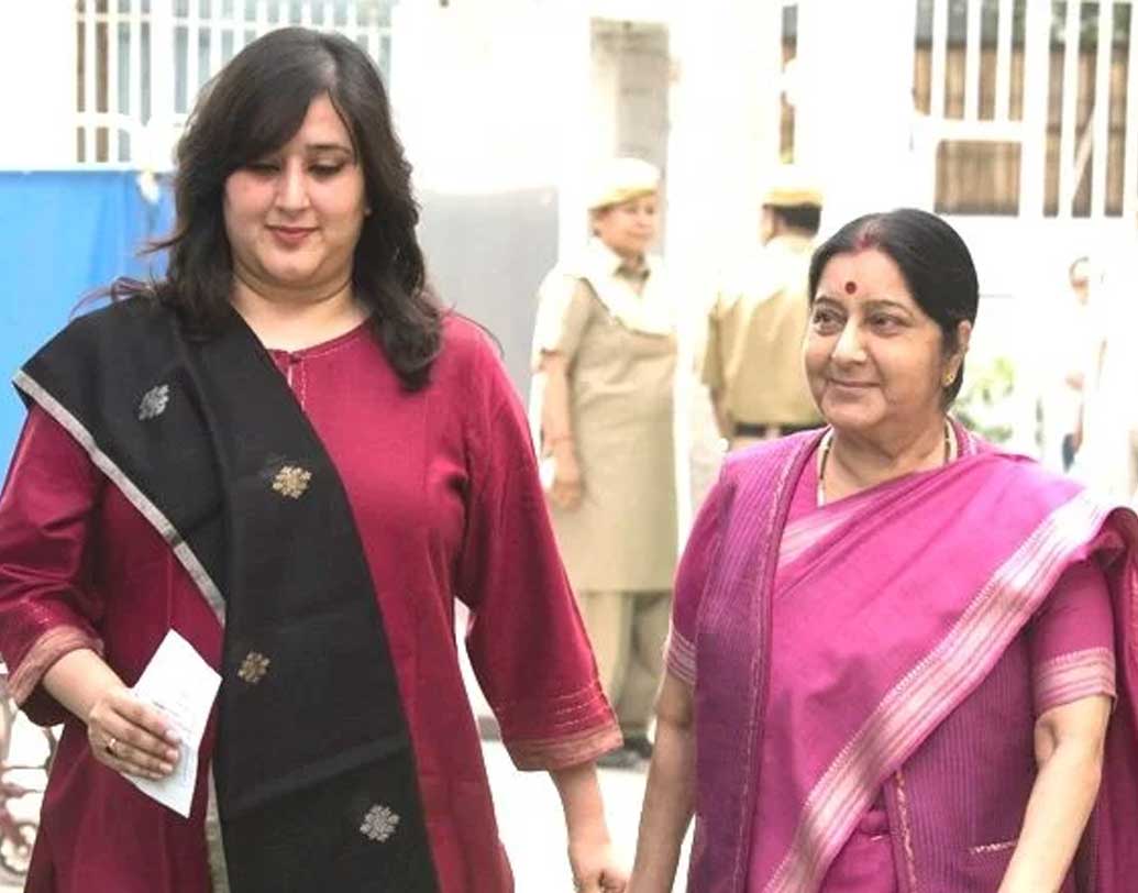 একবার মেয়ের জন্য টুইটারে বাগযুদ্ধে জড়িয়ে পড়েছিলেন সুষমা স্বয়ং। এক নেটিজেন টুইটারে অভিযোগ করেছিলেন, সুষমা অন্যায় ভাবে নর্থ ইস্ট কোটায় মেয়েকে ডাক্তারি পড়ার সুযোগ পাইয়ে দিয়েছেন। কড়া জবাবে সুষমা জানিয়েছিলেন, তাঁর মেয়ে অক্সফোর্ড-গ্র্যাজুয়েট এবং একজন আইনজীবী।