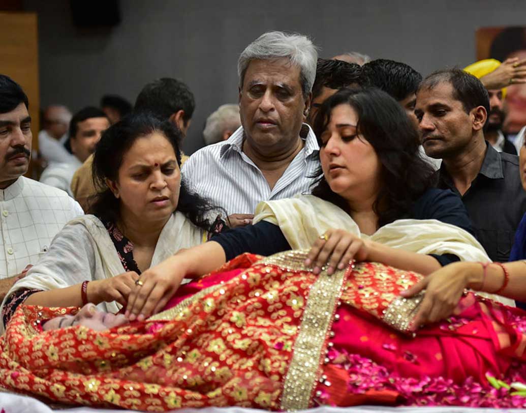 গত ৬ অগস্ট হৃদরোগে আক্রান্ত হয়ে মৃত্যু হয় সুষমার। শেষ মুহূর্তে তাঁর পাশে ছিলেন বাঁশুরী। তিনিই মায়ের শেষকৃত্য সম্পন্ন করেন।