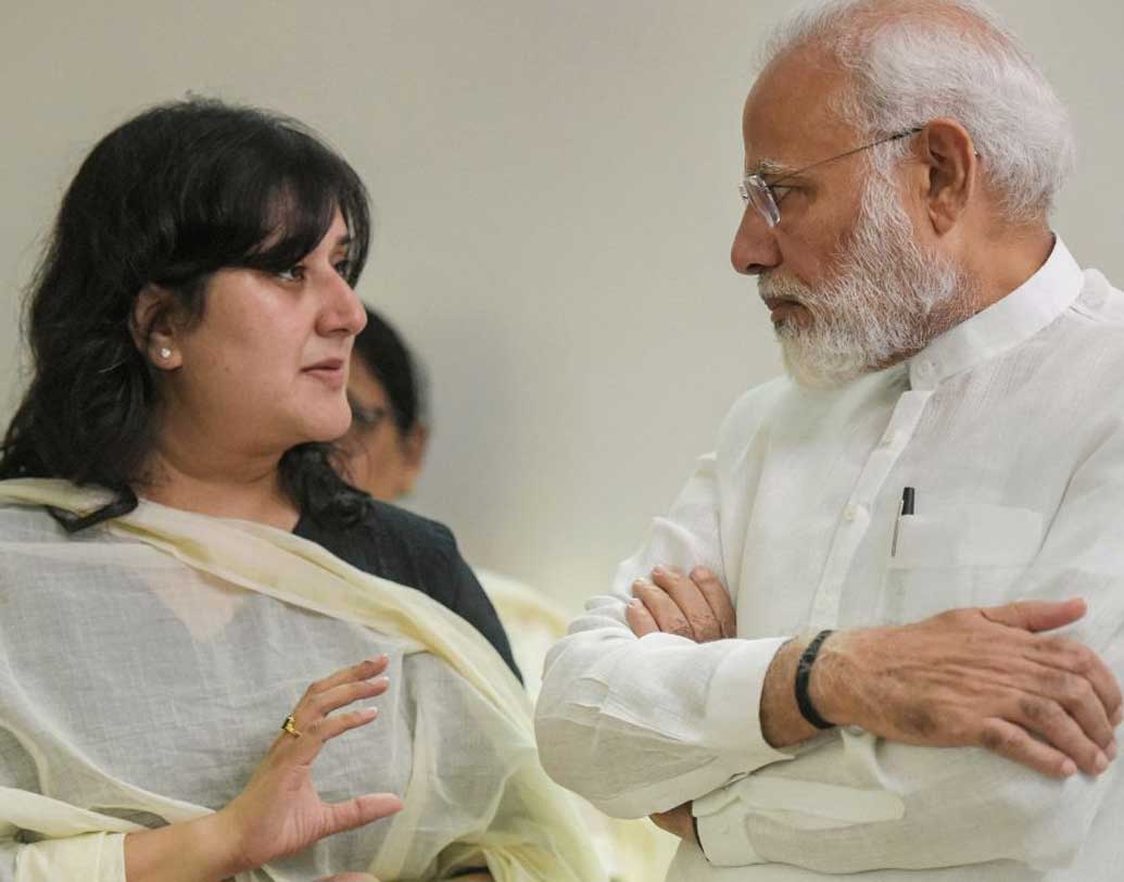 মৃত্যুর মাত্র কয়েক ঘণ্টা আগে সুষমার শেষ টুইট ছিল ৩৭০ অনুচ্ছেদ বিলোপ নিয়ে। প্রধানমন্ত্রীকে ধন্যবাদ জানিয়ে লিখেছিলেন, এই দিনটি দেখার জন্যই জীবনভর অপেক্ষা করে ছিলেন তিনি। সেই প্রসঙ্গে মোদী স্মরণসভায় বলেন, “বাঁশুরীই আমাকে বললেন, এত খুশি ছিলেন তিনি। ভিতরে হয়তো খুব উৎসাহ পেয়েছিলেন। এখন শ্রীকৃষ্ণের চরণে পৌঁছে গেলেন।’’