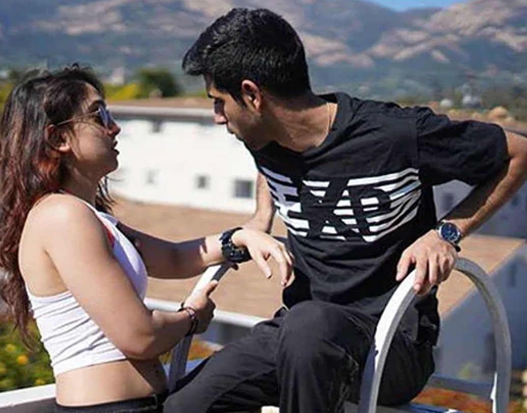 সুপারস্টার আমির এবং তাঁর প্রাক্তন স্ত্রী রীনার মেয়ে ইরা অনেক দিন ধরেই সোশ্যাল মিডিয়ায় জনপ্রিয়। এই ফোটোশুটের আগেও শিরোনামে এসেছিলেন তিনি। যখন জানিয়েছিলেন তাঁর প্রেম সম্পর্কে। ইনস্টাগ্রামে তাঁকে প্রশ্ন করা হয়েছিল, তিনি কি এখন কাউকে ডেট করছেন? উত্তরে তিনি নিজের এবং মিশাল কৃপালনীর ছবি দেন। সেই সঙ্গে ছবিতে ট্যাগও করে দেন মিশালকে।   ছবি: সোশ্যাল মিডিয়া