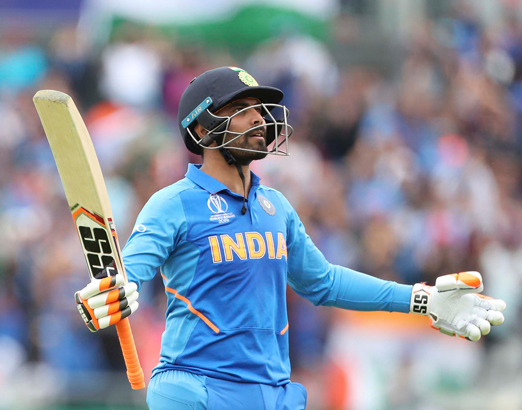 রবীন্দ্র জাডেজা- তিনি দলে থাকা মানে ফিল্ডিংয়ে রান বাঁচাবেন, বল হাতে উইকেট নেবেন আবার ব্যাট হাতে দ্রুত রান তুলবেন। দেশের অন্যতম সেরা অলরাউন্ডার তিনি। তাঁকে প্রথম একাদশে না দেখতে পাওয়ার কোনও কারণ বোধ হয় নেই।