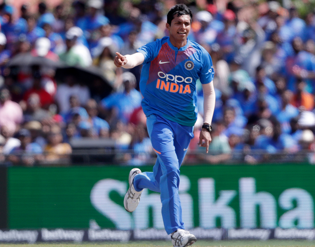 নবদীপ সাইনি- গত ম্যাচে ছাপ ফেলতে ব্যর্থ হয়েছেন খলিল আহমেদ। তাই আজকের ম্যাচে সুযোগ দেওয়া হতে পারে টি-টোয়েন্টি সিরিজে ভাল খেলা দিল্লি পেসারকে। সুযোগ পেলে নিজেকে প্রমাণ করতে উজাড় করে দেবেন তিনি এ কথা বলাই যায়।