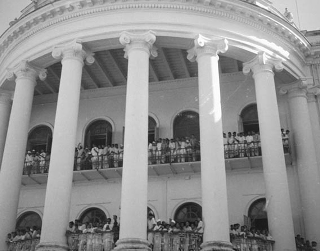 রাজভবনের অলিন্দে আনন্দে মাতোয়ারা আমজনতা।