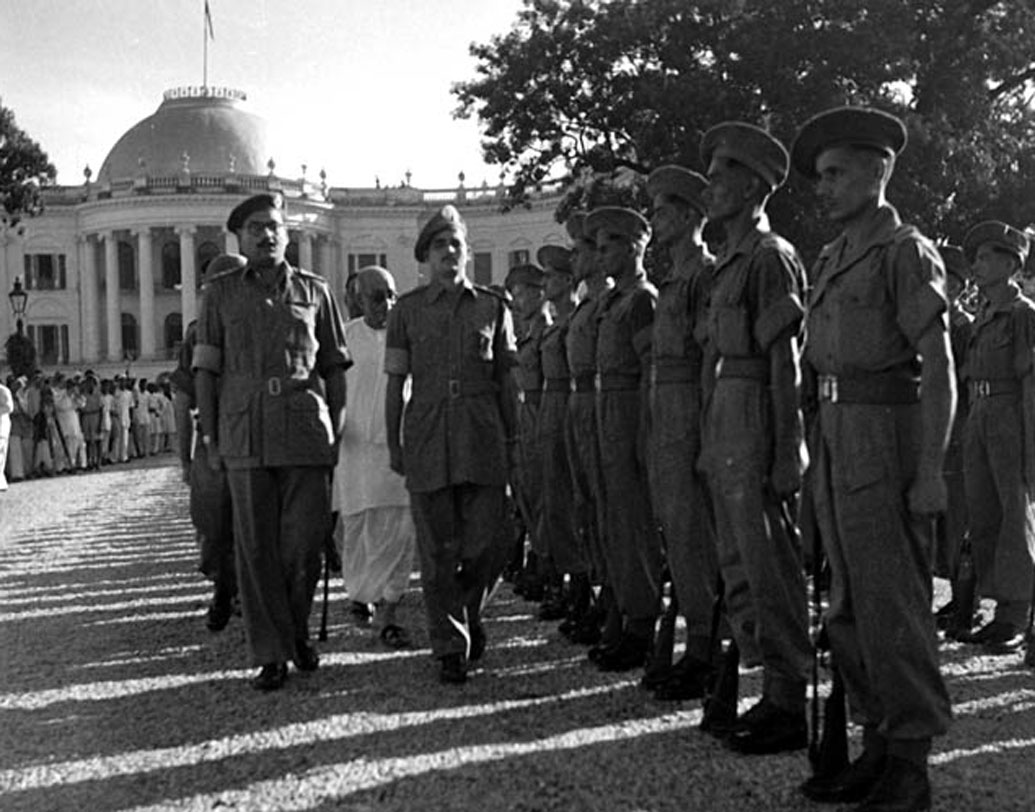 রাজভবনে গার্ড অব অনার গ্রহণ করছেন পশ্চিমবঙ্গের রাজ্যপাল চক্রবর্তী রাজাগোপালাচারী।