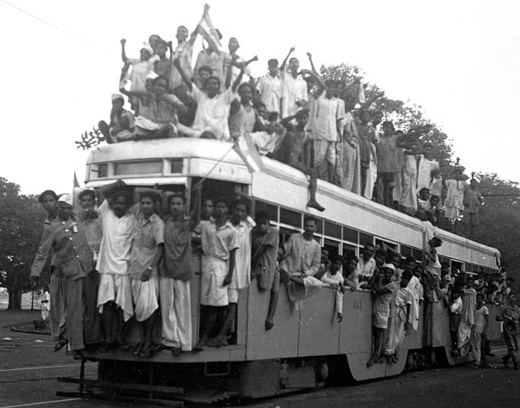 প্রথম স্বাধীনতার উদ্‌যাপনে ট্রাম-যাত্রা।