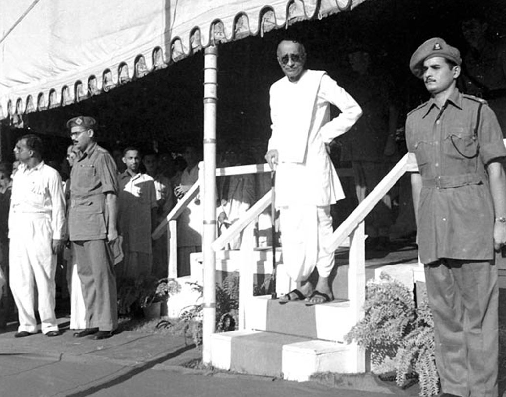 কলকাতায় স্বাধীনতা উপলক্ষে পশ্চিমবঙ্গের রাজ্যপাল চক্রবর্তী রাজাগোপালাচারী।