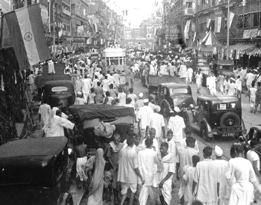 শহরের পথে বাঁধভাঙা উল্লাস।