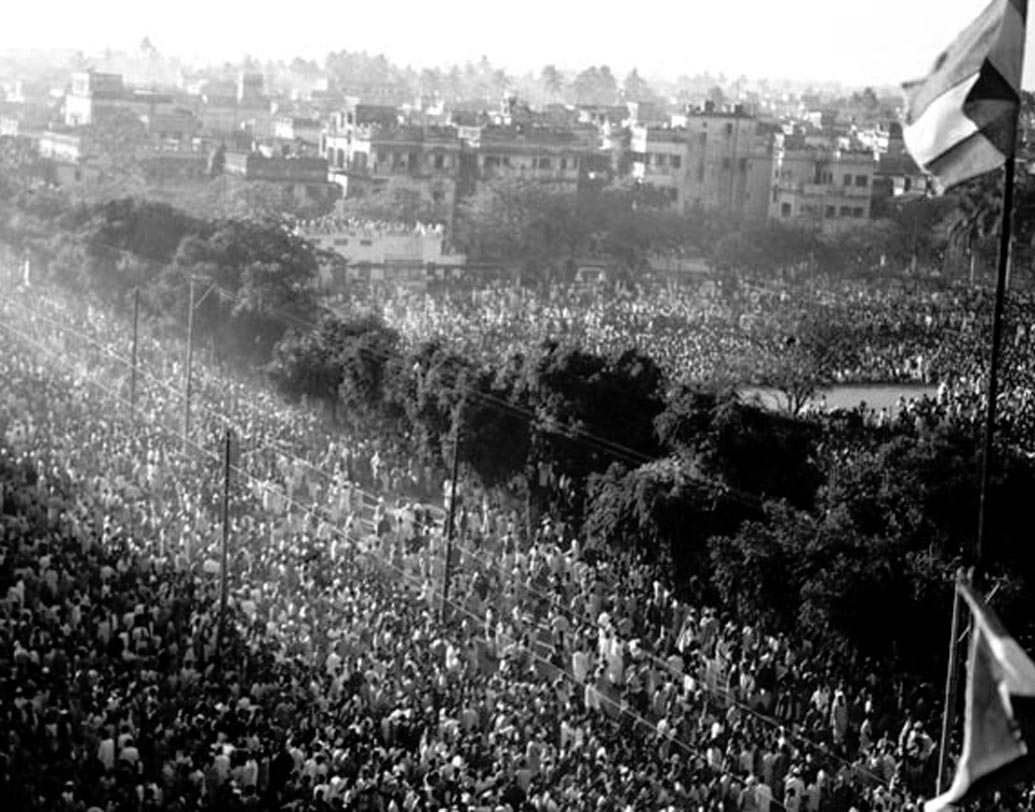 দিল্লির রাস্তায় জনস্রোত।