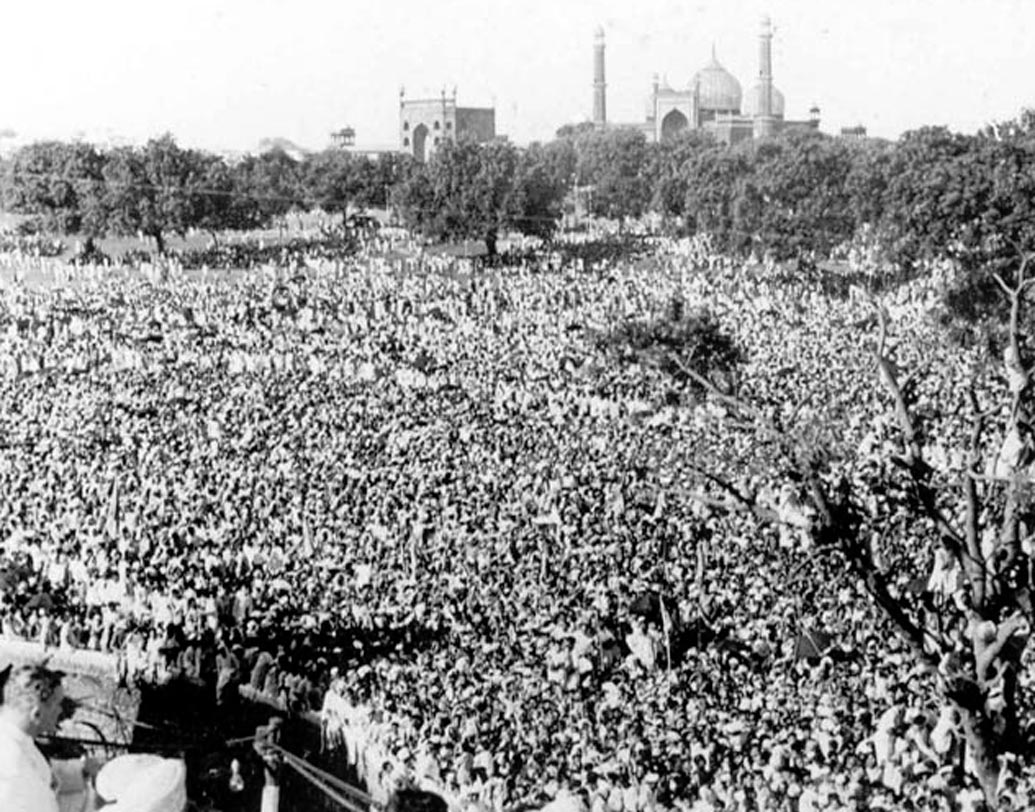 দিল্লির রাস্তায় উল্লসিত জনতা।