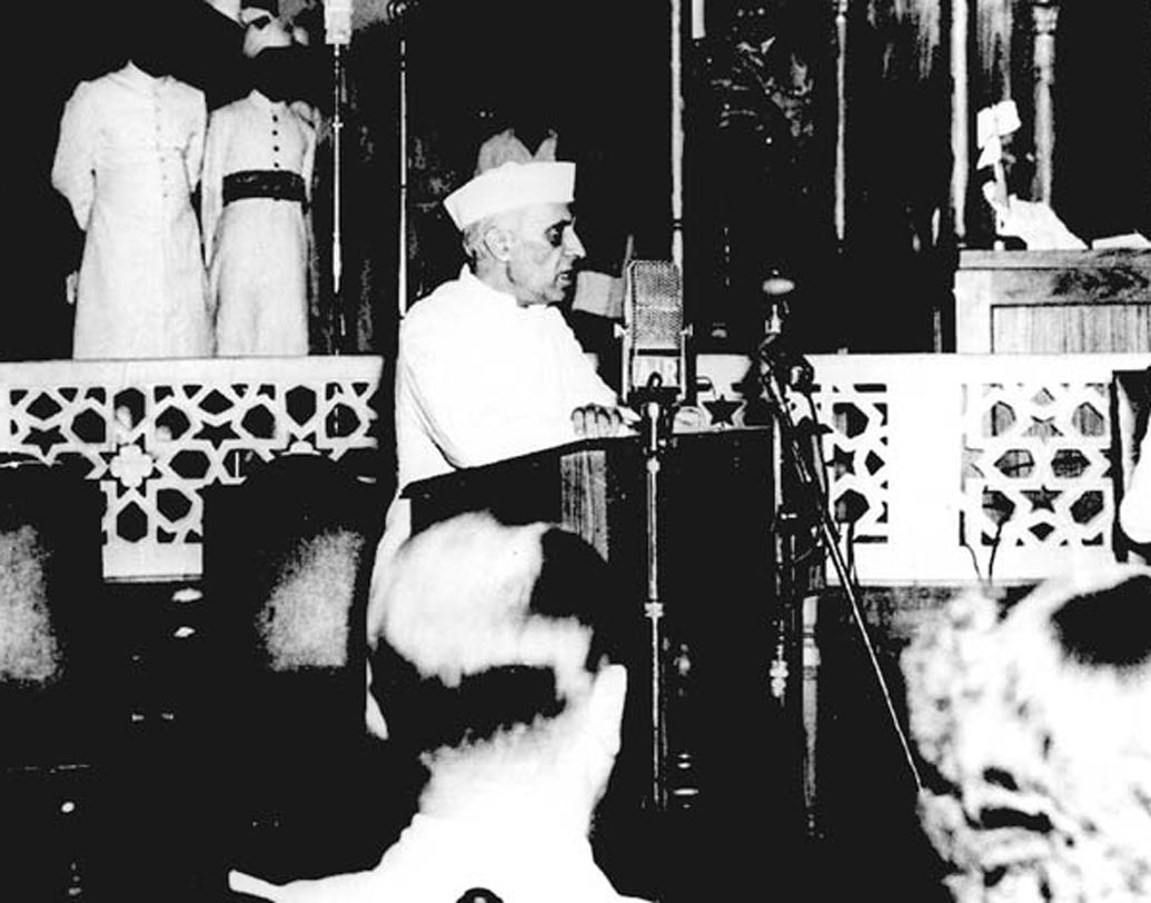 মধ্যরাতের স্বাধীনতায় সাংবিধানিক সভা থেকে ভাষণ দিচ্ছেন জওহরলাল নেহরু।