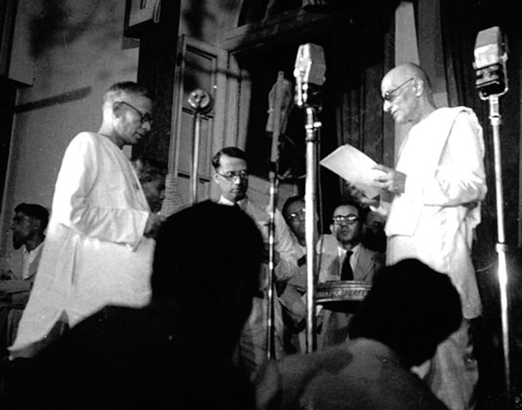 রাজভবনে খগেন্দ্রনাথ দাশগুপ্তকে মন্ত্রী হিসেবে শপথবাক্য পাঠ করাচ্ছেন পশ্চিমবঙ্গের রাজ্যপাল চক্রবর্তী রাজাগোপালাচারী।