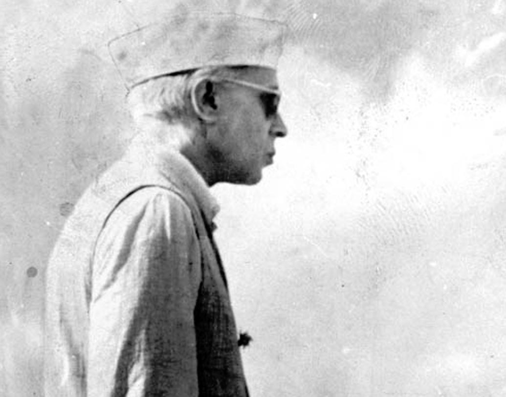 স্বাধীনতার মুহূর্তে লাল দুর্গে জওহরলাল নেহরু।