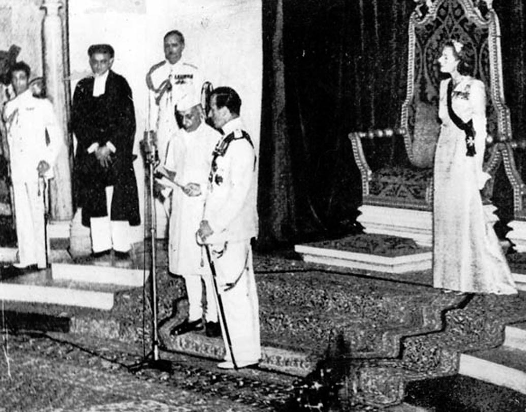 স্বাধীনতার ক্ষণ। জওহরলাল নেহরুর সঙ্গে লর্ড মাউন্টব্যাটেন, লেডি এডুইনা মাউন্টব্যাটেন এবং মৌলানা আবুল কালাম আজাদ।