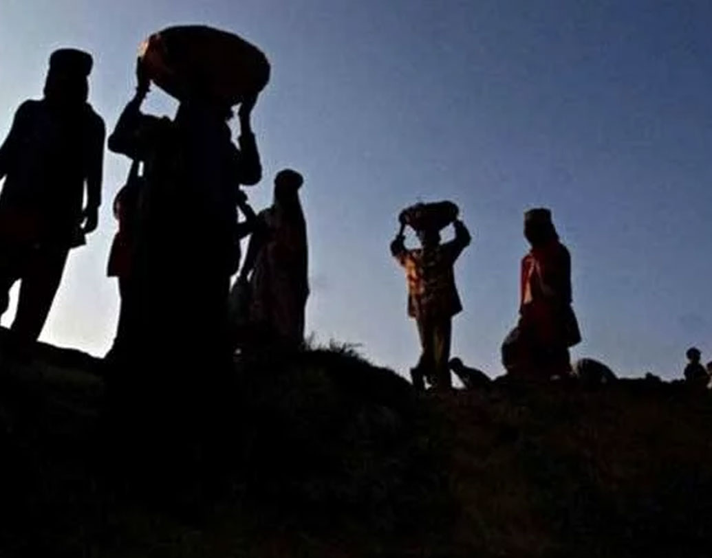 বাড়তি দুটো পয়সা এল ঠিকই। কিন্তু গানসু বুঝলেন, দিনমজুরের জীবন কার্যত ক্রীতদাসেরই মতো। একদিন হাড়ভাঙা পরিশ্রমের পরে সামান্য বিশ্রাম নিয়েছিলেন। তার জন্য জুটেছিল অশ্রাব্য গালিগালাজ।  প্রতীকী চিত্র।