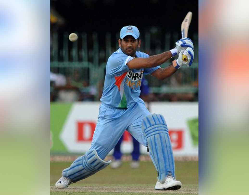 মহেন্দ্র সিংহ ধোনি- কাশ্মীরে তিনি এখন সেনার সঙ্গে যুক্ত। ভারতীয় ক্রিকেটের বিশ্বকাপজয়ী অধিনায়ক টেস্ট থেকে অবসর নিলেও একদিন এবং টি২০ ক্রিকেটে এখনও আছেন তিনি। বিশ্বকাপের পর অবসর নিয়ে জল্পনা থাকলেও তিনি এখনও আন্তর্জাতিক ক্রিকেটের সঙ্গে যুক্ত।সে দিনের ম্যাচে ২৮ বলে ৬ রান করেন ক্যাপ্টেন ধোনি।