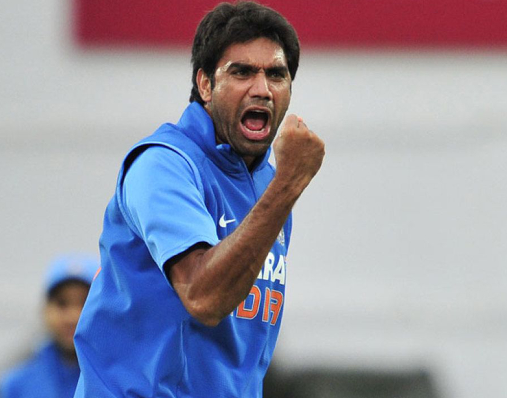 মুনাফ পটেল- ভারতীয় দলের মিডিয়াম পেসারদের মধ্যে এক সময়ে ভালই জায়গা তৈরি করেছিলেন তিনি। সেদিনের ম্যাচে এক মাত্র তিনিই ভারতের হয়ে উইকেট নিতে পেরেছিলেন। নয় ওভার বল করে দু’টি উইকেট নেন তিনি। এখন যদিও আন্তর্জাতিক ক্রিকেট থেকে বহু দূরে মুনাফ।