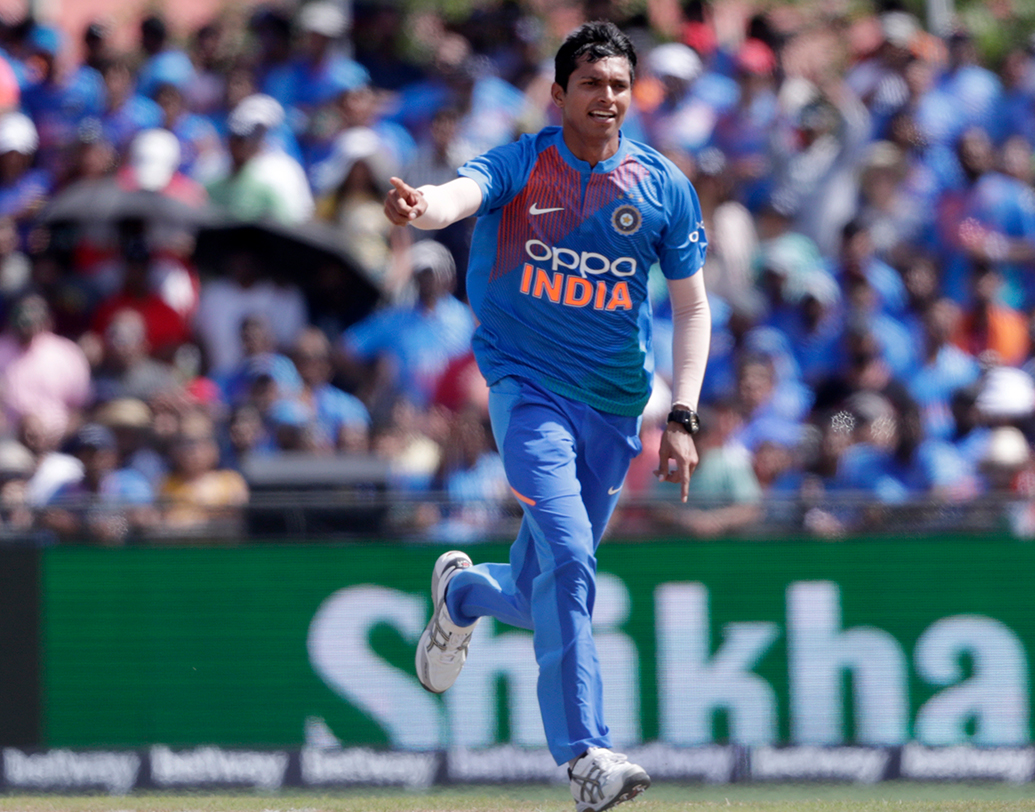 ভবিষ্যতে শামি, বুমরাদের সঙ্গে ভারতীয় দলে দেখা যেতেই পারে এই পেসারকে। রিজার্ভ বেঞ্চে এমন পেসাররা বসে থাকলে নির্বাচকরাও ভরসা পাবেন কিছু কিছু ম্যাচে প্রধান বোলারদের বিশ্রাম দিতে।