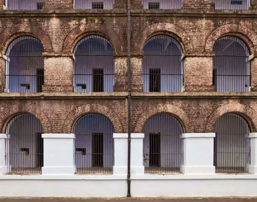 কত জন রাজনৈতিক বন্দিকে আন্দামানে দ্বীপান্তরিত করা হয়েছিল, তার কোনও সঠিক পরিসংখ্যান পাওয়া যায় না। তবে সংখ্যাটি অন্তত ৮০ হাজার বলেই মনে করেন ইতিহাসবিদরা। তার মধ্যে সামান্য সংখ্যক স্বাধীনতা সংগ্রামী ফিরতে পেরেছিলেন স্বাধীন ভারতবর্ষে।