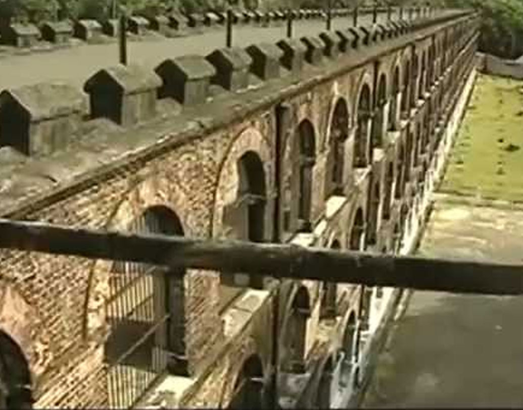 ব্রিটিশ শাসনের শেষ অর্ধে সেলুলার জেলের বন্দিদের বড় অংশ ছিল স্বাধীনতা সংগ্রামী। ফজলে-এ-হক-খয়রাদি, যোগেন্দ্র শুক্ল, বটুকেশ্বর দত্ত, বারীন ঘোষ, শচীন্দ্রনাথ সান্যাল-সহ অসংখ্য বন্দি সেখানে অকথ্য অত্যাচারের শিকার হয়েছেন। অত্যাচার সহ্য করতে না পেরে অধিকাংশ বন্দি হয় মারা গিয়েছেন, নয়তো আত্মঘাতী হয়েছেন। অনেক সময়েই প্রাণদণ্ড বা অন্য কারণে মৃত বন্দিদের দেহ ভাসিয়ে দেওয়া হত সাগরের জলে।