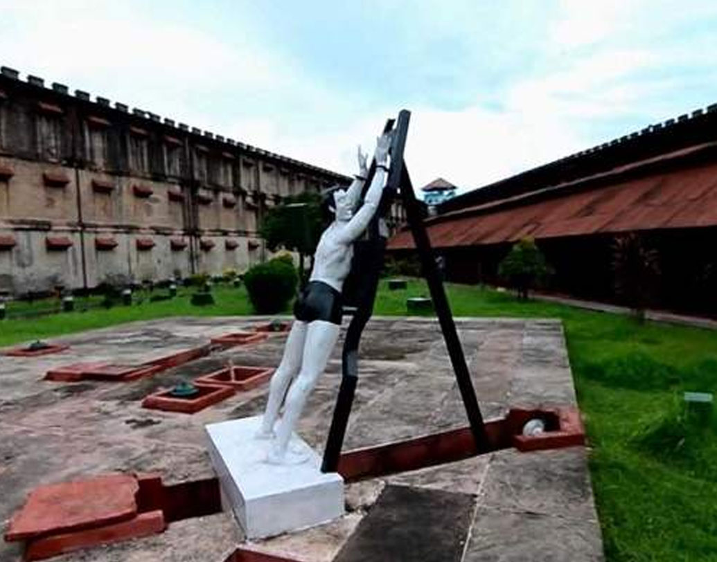 ছেঁড়া ফতুয়া গলায় পেঁচিয়ে আত্মঘাতী হয়েছিলেন বিপ্লবী ইন্দুভূষণ রায়। বিপ্লবী উল্লাসকর দত্ত ১৪ বছর বন্দিজীবন কাটিয়েছেন সেলুলার জেলে। অত্যাচরে জর্জরিত বিপ্লবী আক্রান্ত হয়েছিলেন ম্যালেরিয়ায়। শেষে তাঁর জায়গা হয়েছিল কারাগারের লুনাটিক ওয়ার্ডে। অবশেষে ১৯২০ সালে মুক্তি লাভের পরে তিনি ফিরে এসেছিলেন কলকাতায়।