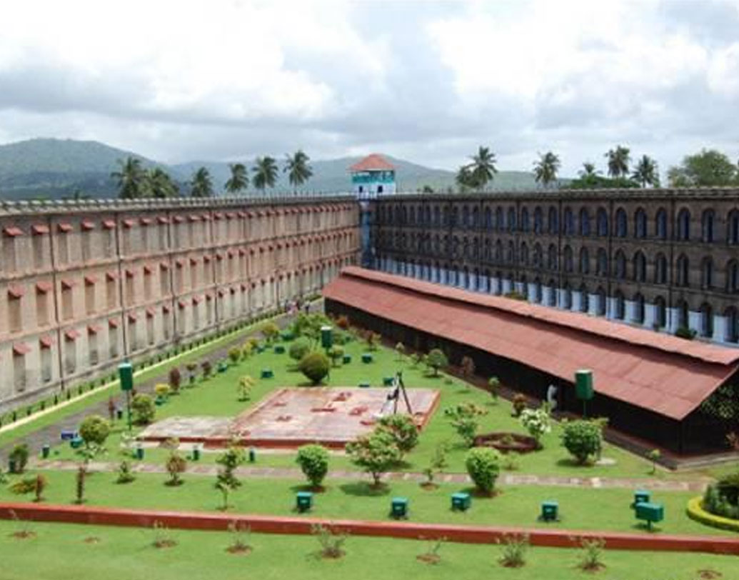 বন্দিদের উপর ব্রিটিশ সরকারে নির্মম অত্যাচারের প্রতিবাদে ১৯৩৩ সালে অনশনে বসেছিলেন ৩৩ জন বন্দি। তাঁদের মধ্যে ছিলেন মহাবীর সিংহ, মোহনকিশোর নমদাস এবং মোহিত মৈত্র। ব্রিটিশ সরকার তাঁদের জোর করে খাওয়ানোর সময় তাঁরা প্রাণ হারিয়েছিলেন।