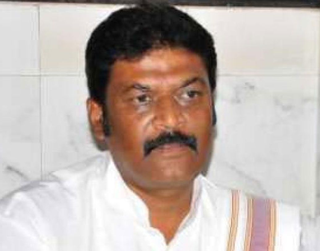 কর্নাটকের প্রাক্তন পর্যটন মন্ত্রী আনন্দ সিংহ নিজের রাজ্যের পাশাপাশি সারা দেশে ধনীতম রাজনীতিকের মধ্যে অন্যতম। তিনি বিজয়নগর কেন্দ্র থেকে টানা তিন বারের সাংসদ। তাঁর সম্পত্তির পরিমাণ ১৮০০ কোটি টাকার।