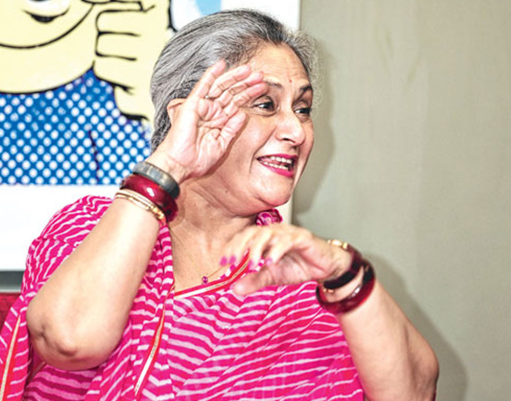 অভিনেত্রী থেকে রাজনীতিক। জয়া বচ্চনের পরিচয় বিস্তৃত। ২০০৪ সাল থেকে তিনি উত্তরপ্রদেশ থেকে সমাজবাদী পার্টির রাজ্যসভার সদস্য হয়েছেন মোট চারবার। ২০১২ সালে বচ্চন দম্পতির মোট সম্পত্তির পরিমাণ ছিল ৫০০ কোটির। ছ’বছর পরে এই অঙ্ক গিয়ে পৌঁছেছিল প্রায় ১০০০ কোটিতে।