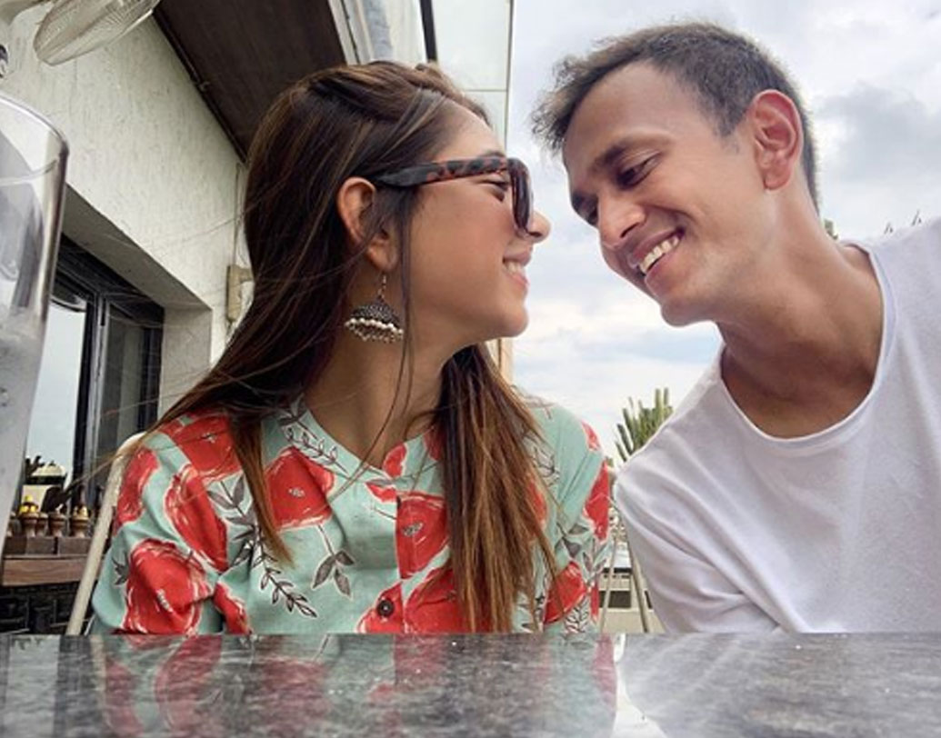 ইনস্টাগ্রামে নিজেদের ছবি শেয়ার করে বাগদানের খবর জানিয়েছেন নীতি। নতুন জীবনের জন্য তিনি সবার কাছে আশীর্বাদ আর শুভেচ্ছা চেয়েছেন।