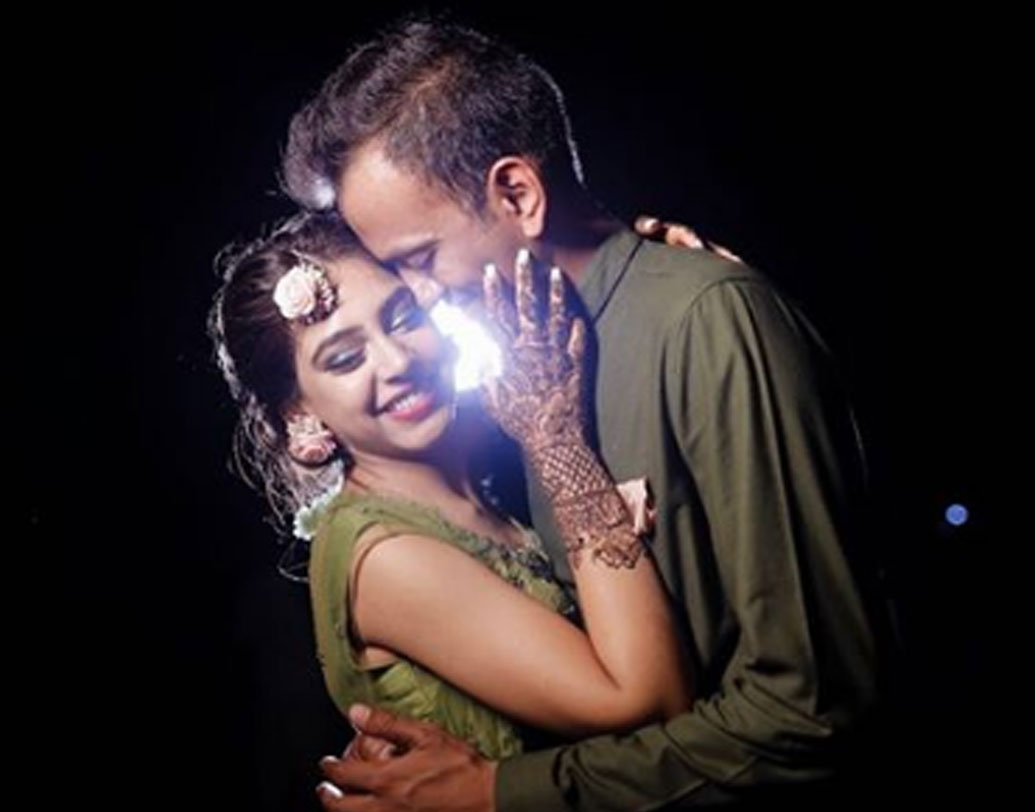 নীতি-পরীক্ষিতের বাগদানের আগে মেহেন্দি অনুষ্ঠানও হয়েছে। নীতির সবুজ লেহঙ্গা চোলির সঙ্গে মিলিয়ে পরীক্ষিতের পরনে ছিল সবুজ কুর্তা-পায়জামা।