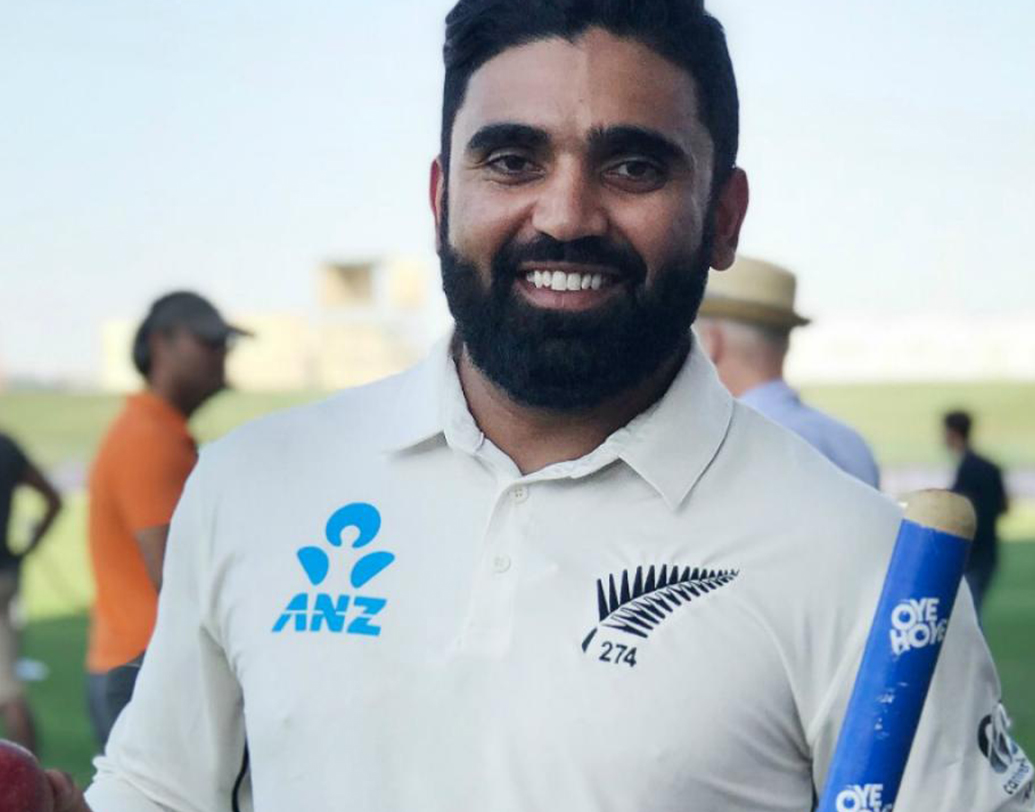 তবে আন্তর্জাতিক ক্রিকেটে আবির্ভাব ঘটে বেশ দেরিতেই। ২০১৮ সালে অভিষেক হয় তাঁর। পাকিস্তানের বিরুদ্ধে আবু ধাবিতে প্রথম টেস্ট খেলেন আজাজ। স্বপ্নের শুরু সেখান থেকেই।