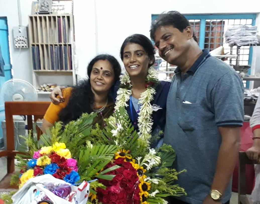 পরিবারে সঙ্গীতচর্চার ধারা ছিলই। অঙ্কিতার ঠাকুমা, মা এবং বাবা গান করতে পারেন। মায়ের কাছেই গানে হাতেখড়ি অঙ্কিতার। সেই চার-পাঁচ বছর বয়স থেকে শুরু অনুশীলন। সেই অভ্যাস এখনও বজায় রয়েছে পূর্ণ মাত্রায়। প্রতি দিন দু’ঘণ্টা ধরে গান অনুশীলন চাই-ই-চাই অঙ্কিতার।