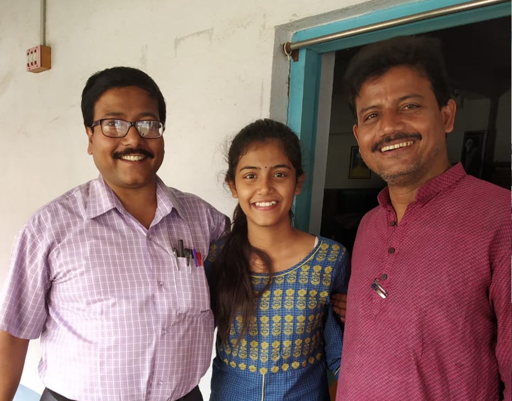 গান শেখার জন্য সব রকম দূরত্ব পাড়ি দিতে প্রস্তুত এই কিশোরী। ভালবাসে সব রকমের গান করতে। কোনও বাছবিচার না করে যে কোনও ভাষার যে কোনও গান গাওয়াতেই তার আনন্দ।