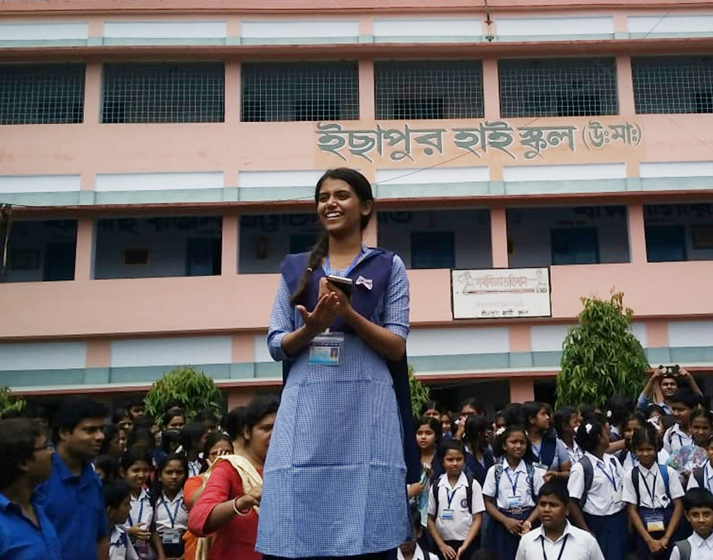 সেই সাহায্য যে শিক্ষকদের তরফে স্বতঃস্ফূর্ত ভাবে এসেছে, সে কথা অকুণ্ঠ ভাবে স্বীকার করে অঙ্কিতাও। প্রধান শিক্ষক-সহ স্কুলের সব শিক্ষকের কাছে কৃতজ্ঞ ‘সারেগামাপা’-জয়ী সপ্তদশী। খেতাব জয়ের পরে স্কুলে জমজমাট সংবর্ধনা দেওয়া হয়েছে তাকে। অঙ্কিতার মনে হচ্ছিল, যেন ঘোরের মধ্যে আছে।